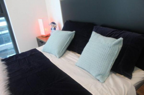 FREE CARPARK SPACIOUS APARTMENT FOR THREE